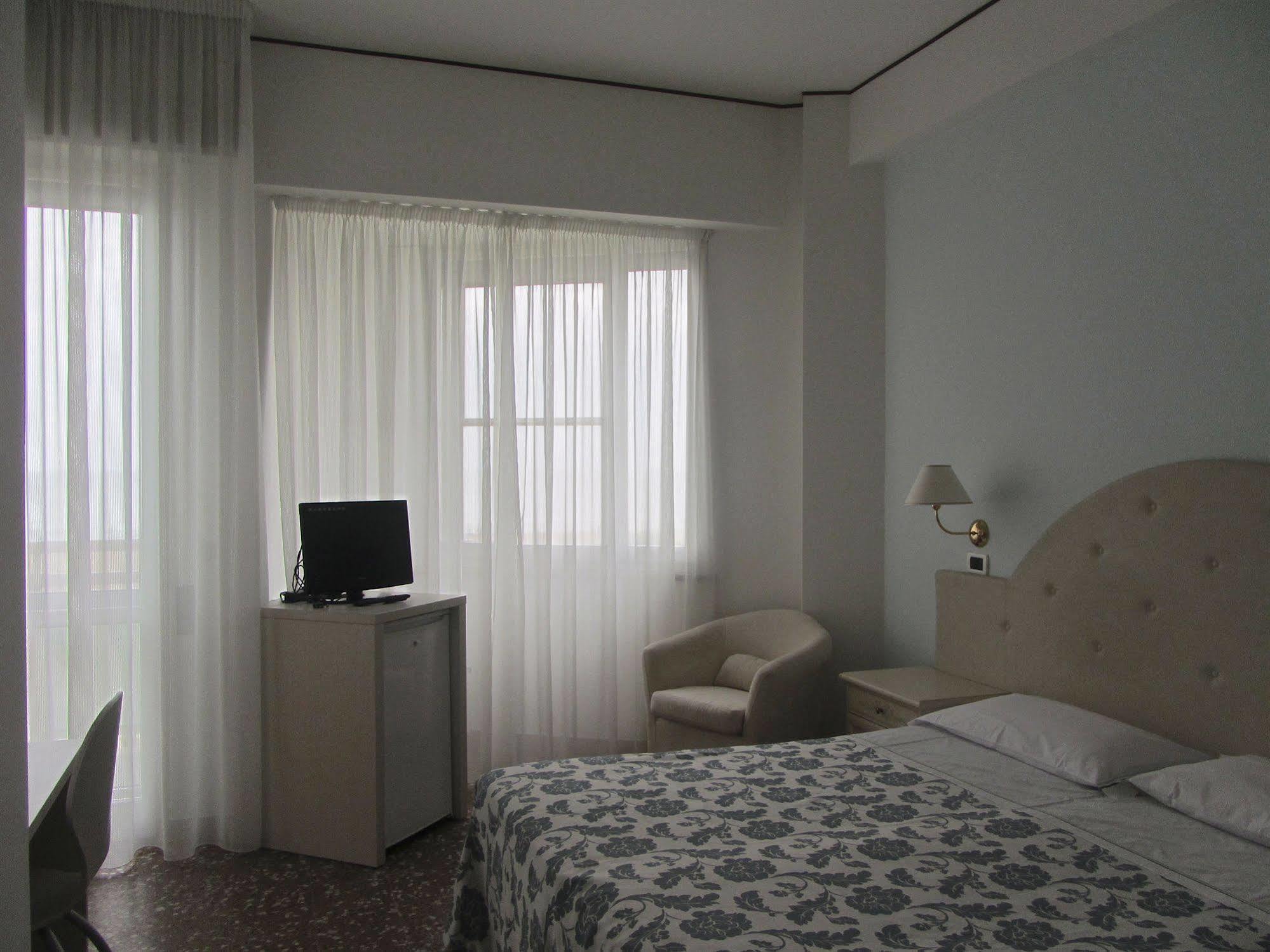 Hotel Carlton Beach Rimini Exterior photo