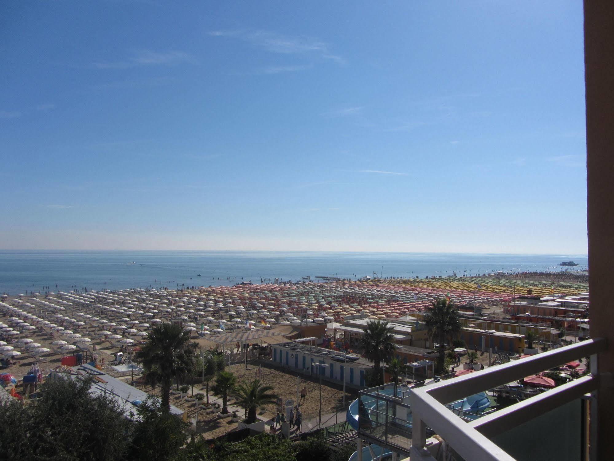 Hotel Carlton Beach Rimini Exterior photo
